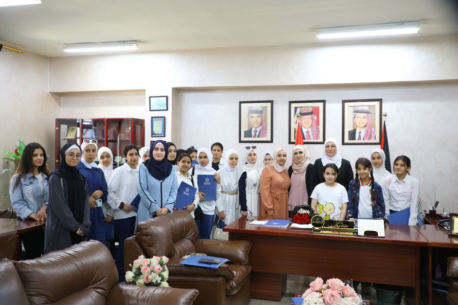 طلبة مدارس الصفوة النموذجية يزورون جامعة