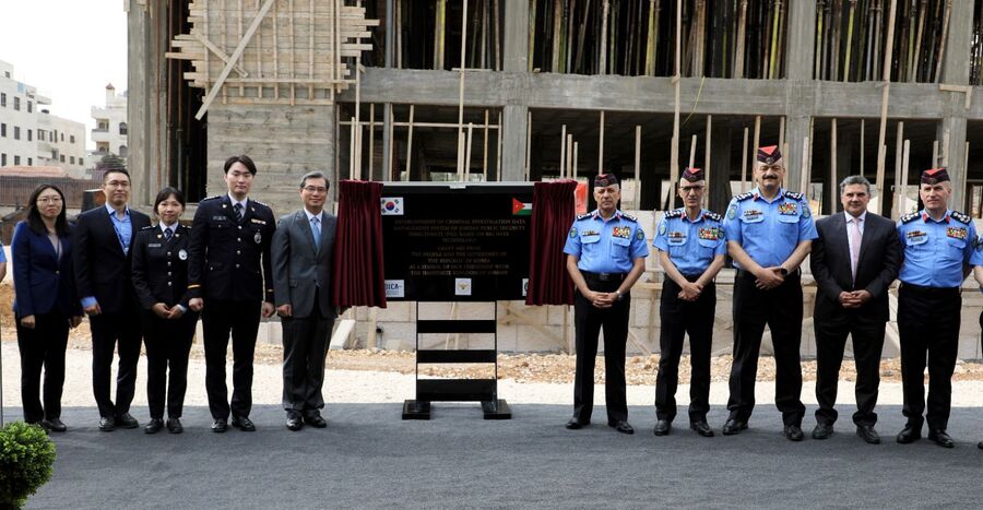 وضع حجر الأساس لمبنى مشروع إدارة