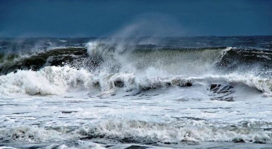 طقس العرب يحذر من اضطراب البحر