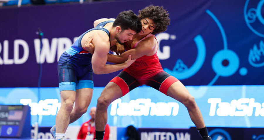 مصارع مصري يفوز بالميدالية الفضية في