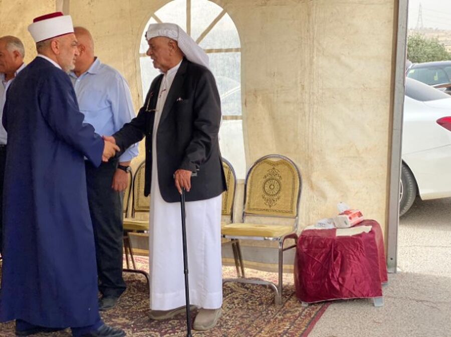 الخلايلة والربطة يقدمان واجب العزاء لعشيرة