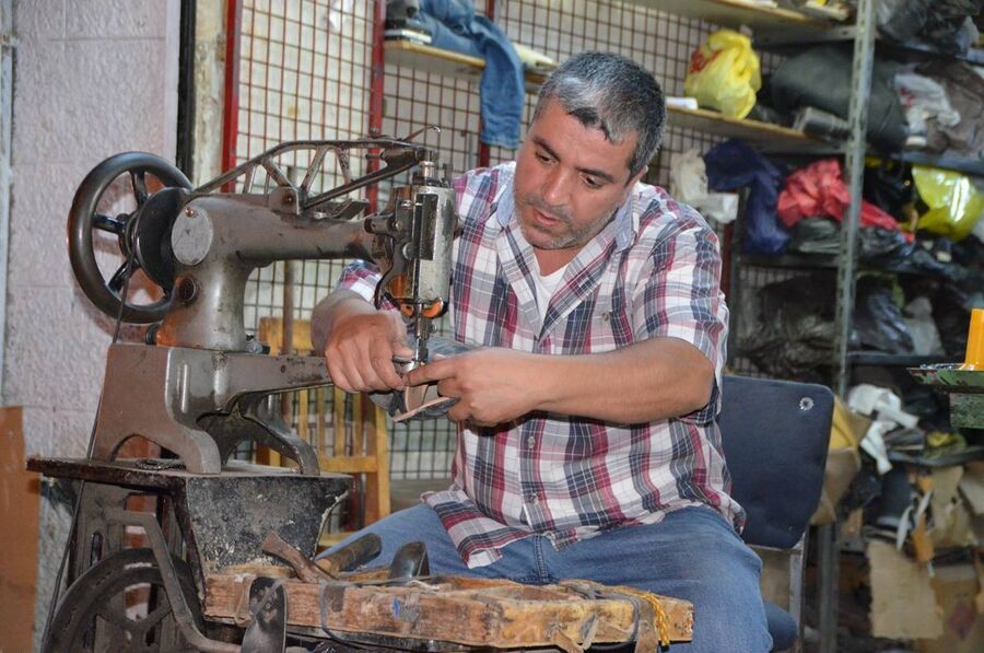 مهنة “الكندرجي” باقية… ولا رمي للأحذية