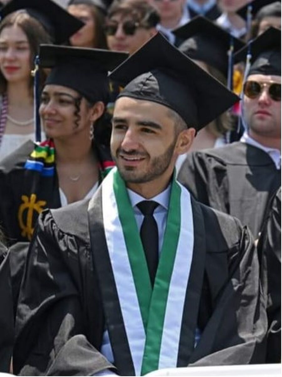 القضاة يتوشح بالعلم الأردني في جامعة