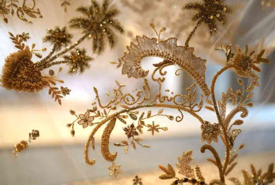 على فستان الآنسة رجوة.. أراك فتحلو