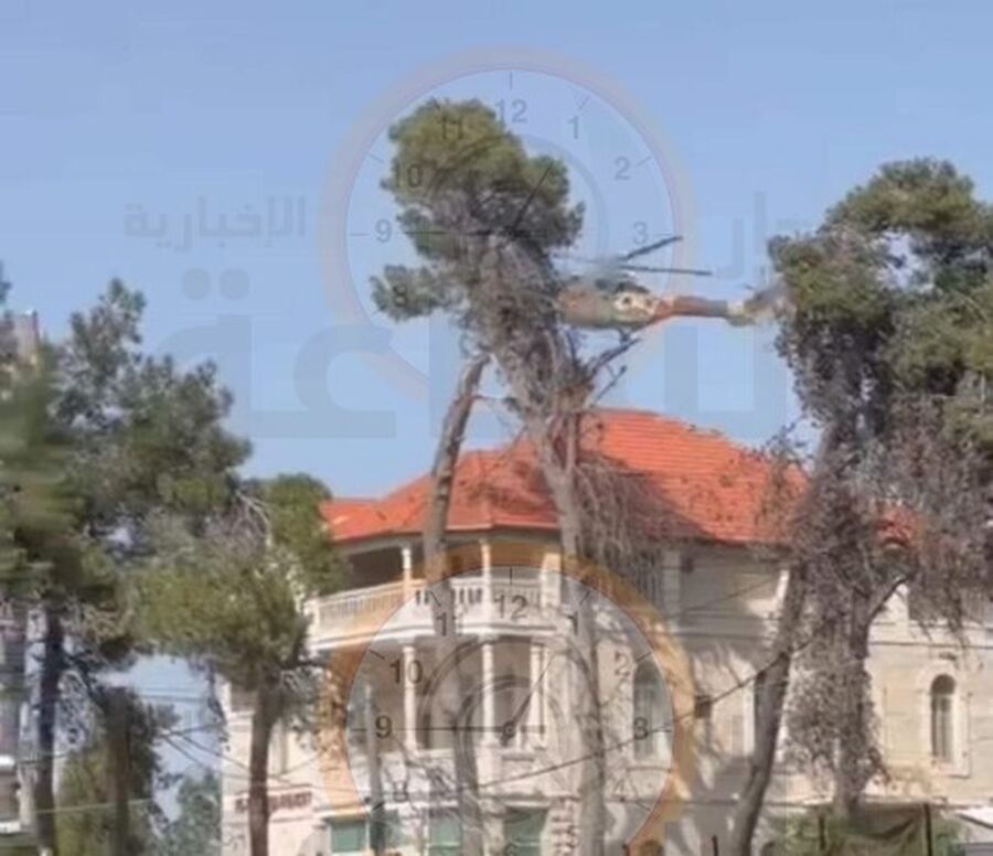طائرة أردنية تهبط في مقر المقاطعة