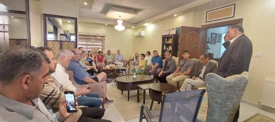 الصحفي العقيلي يولم لأكاديميين عرب وأجانب