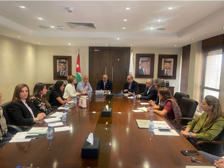 الخصاونة يقوم بزيارة مفاجئة لوزارة الاقتصاد