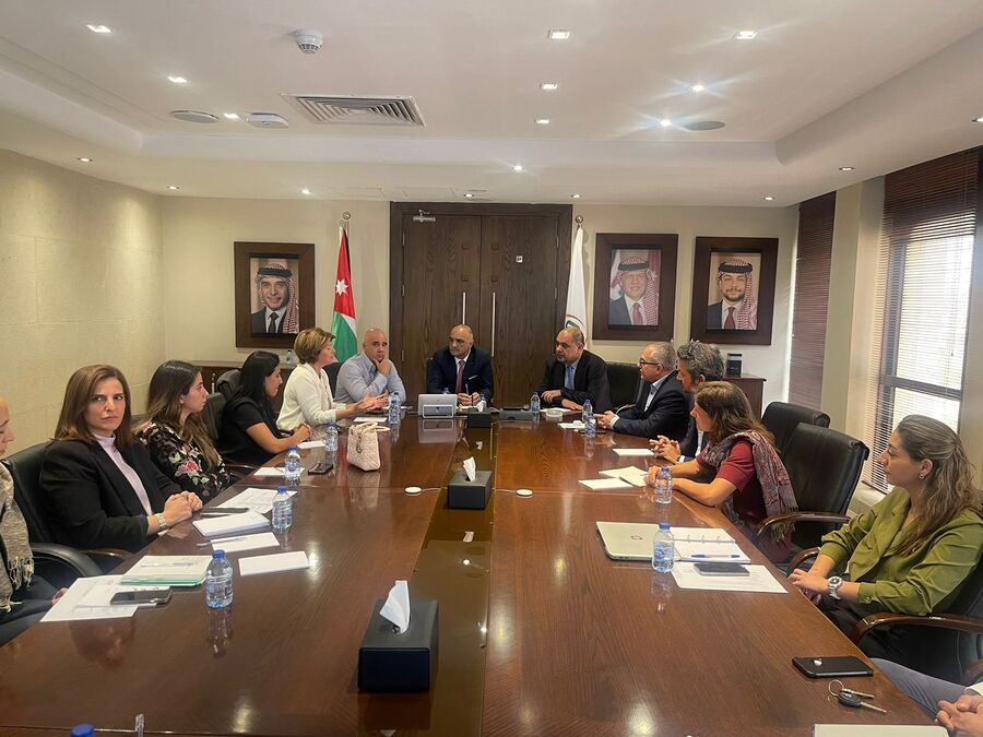 رئيس الوزراء يقوم بزيارة مفاجئة لوزارة