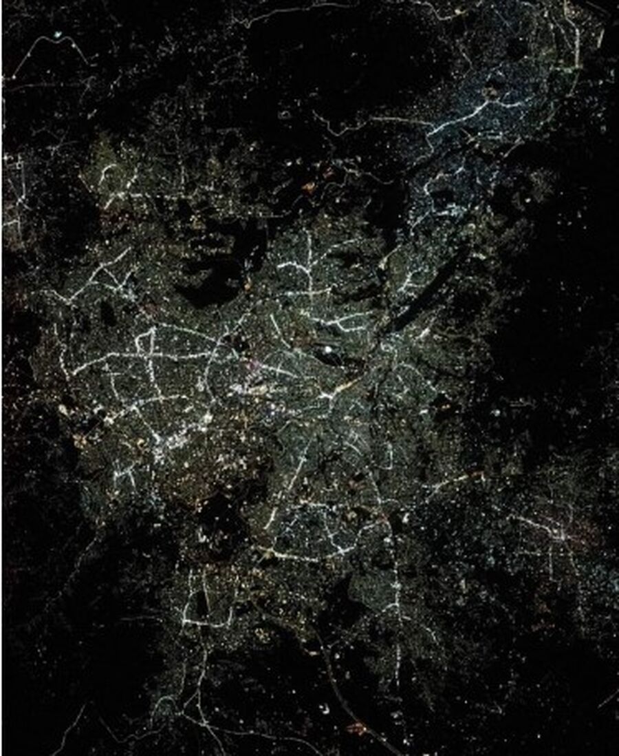 رائد الفضاء الإماراتي النيادي يلتقط صورة