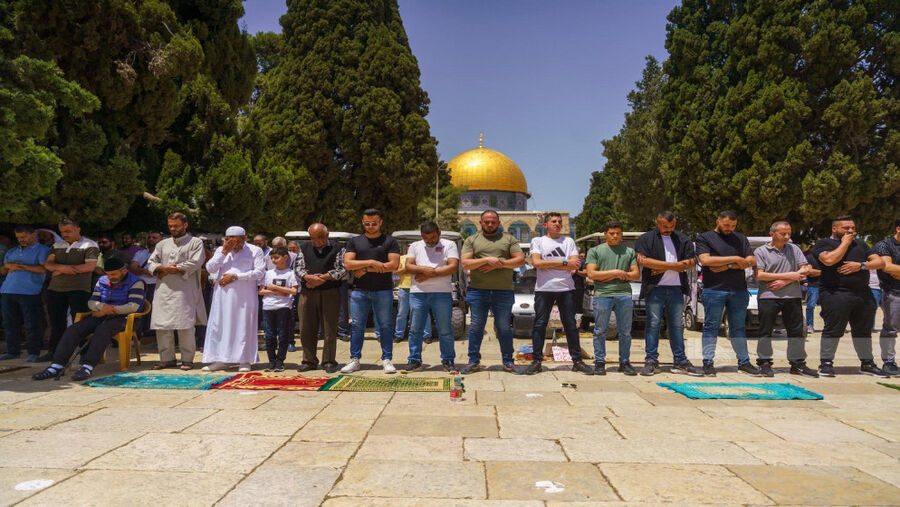 45 ألفا يؤدون صلاة الجمعة في