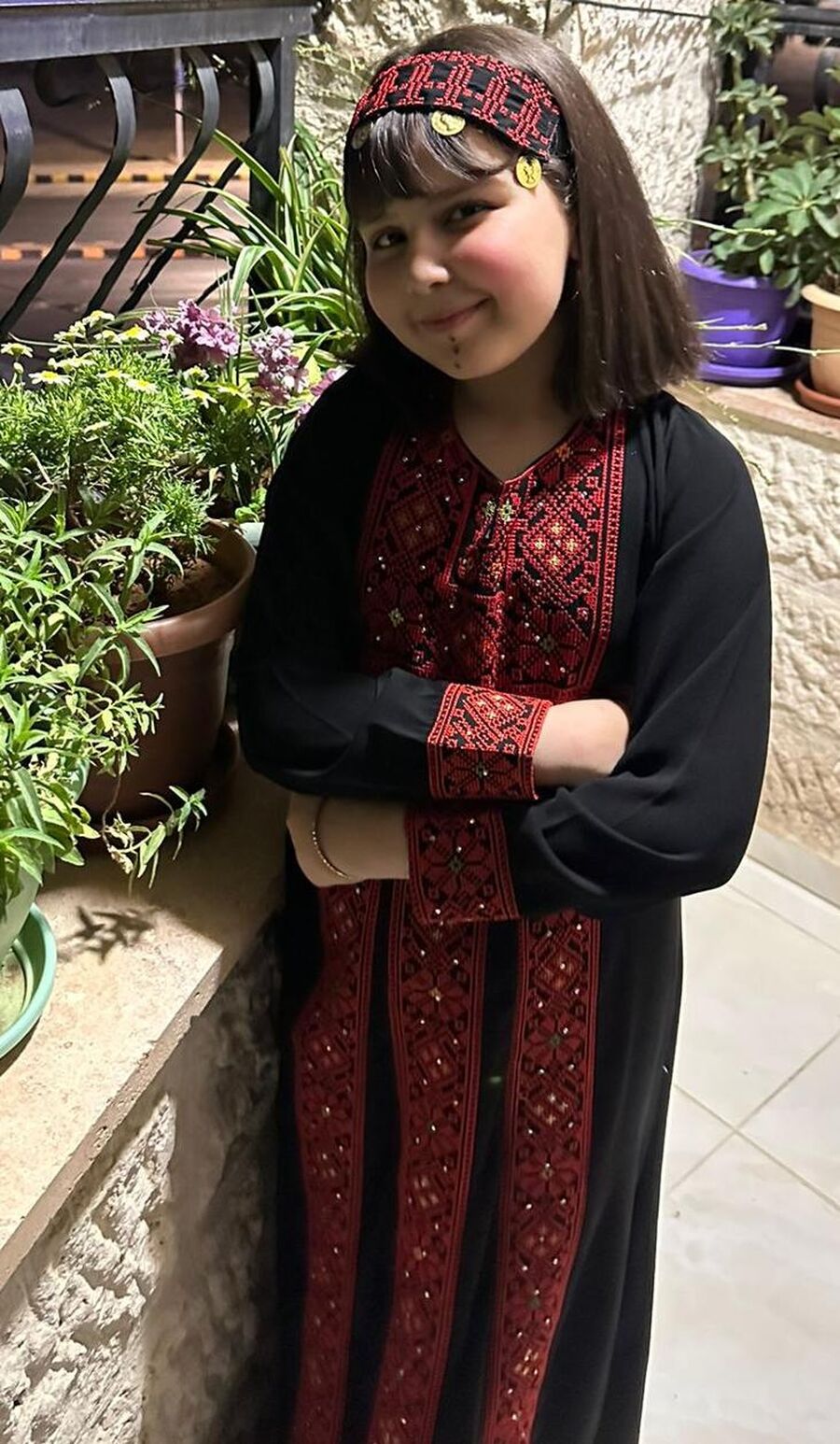 الطفلة ياسمين تحتفل باستقلال المملكة بكلمات