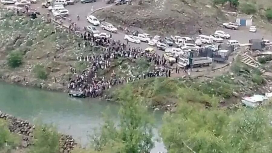 سقطت سيارتهم بسد مائي.. وفاة 5