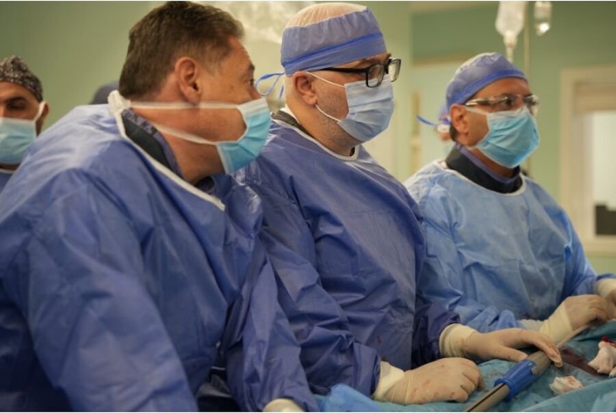 عملية جراحية نوعية بمستشفى الكندي لمصاب
