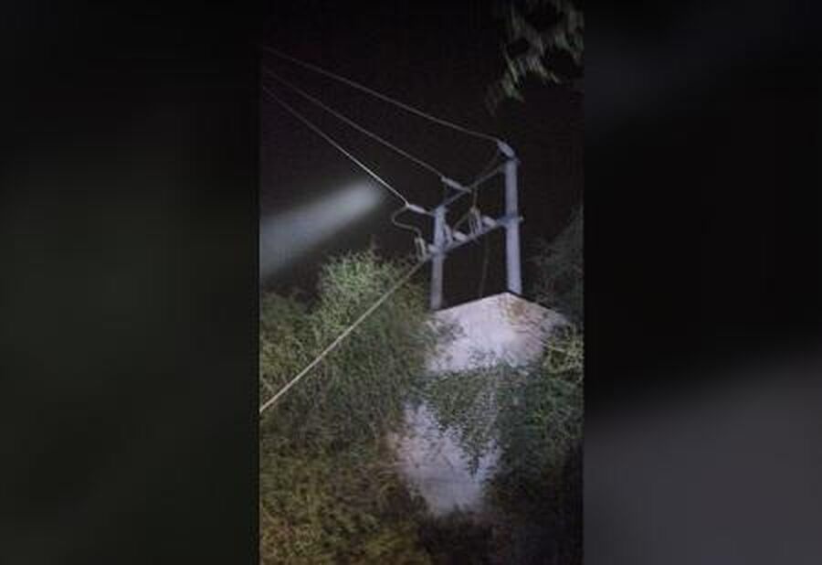 أجسام معدنية تقطع الكهرباء في الشونة