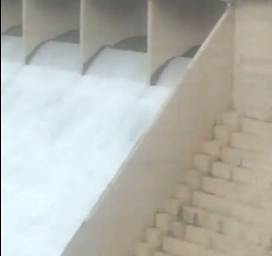 بدء فيضان مياه سد الموجب والأمن