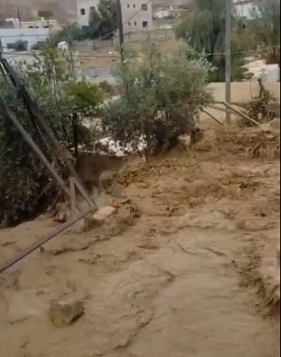 فقدان طفل وانجراف 7 مركبات جراء