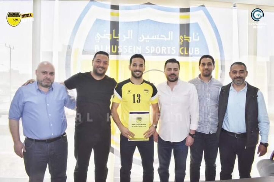 محمود مرضي يوقع على كشوفات نادي