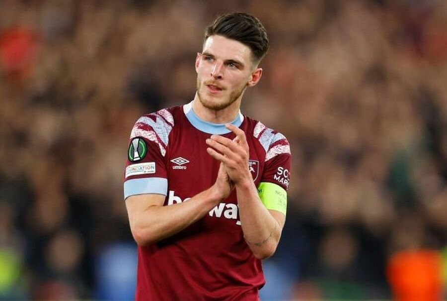 توخيل يجري محادثة هاتفية لخطف هدف