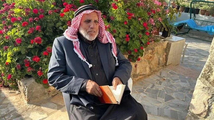 حبيب الملايين.. ثمانيني أردني ينظم قصيدة