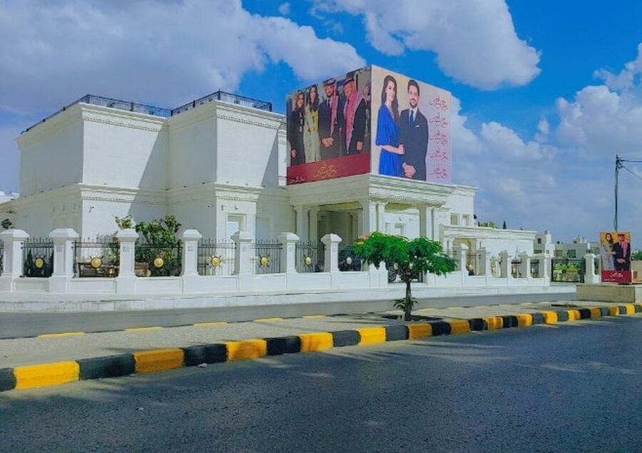 الزغول يزين دارته بصورة الحسين ورجوة