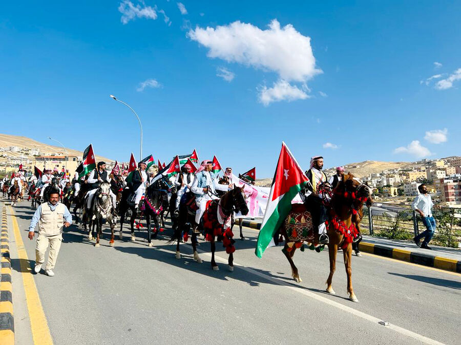 الخيول والهجانة تتقدم احتفال البترا بزفاف