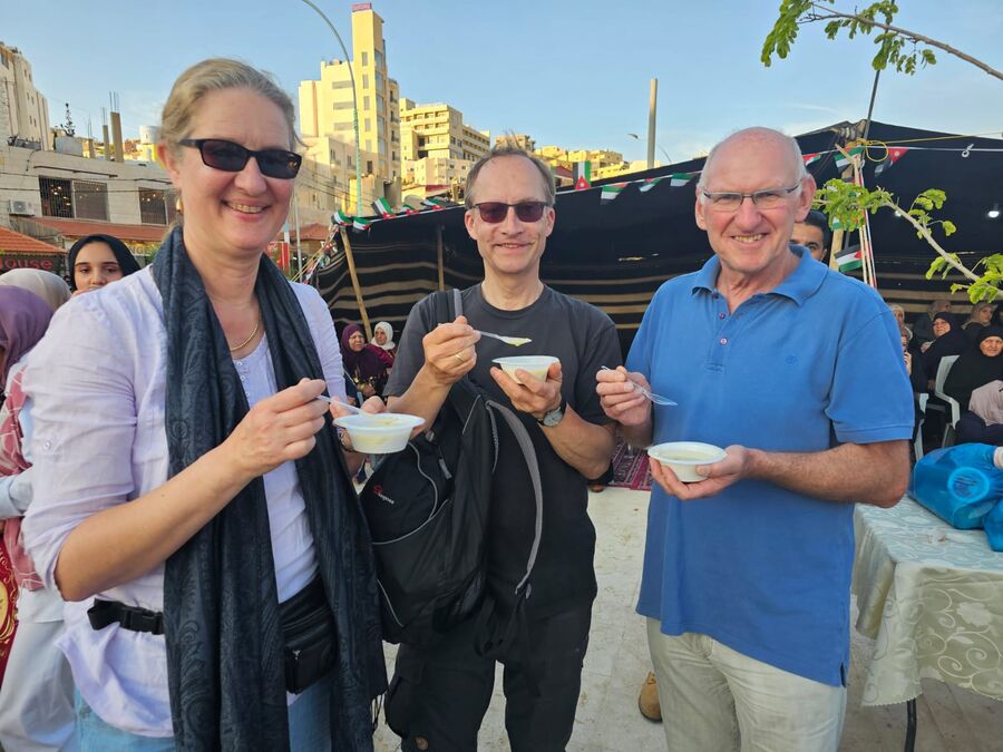 الاوروبيون يتناولون الرشوف خلال الاحتفال بزفاف