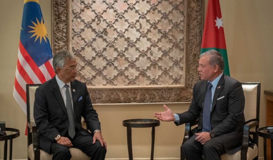 الملك يستقبل ملك ماليزيا في بيت