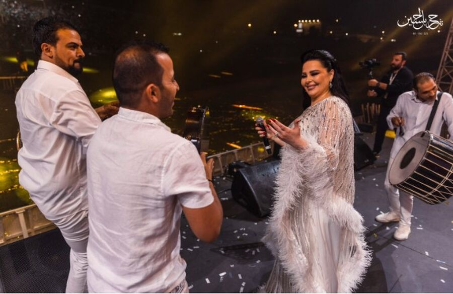 ديانا كرزون بإطلالة بيضاء كالفراشة بالحفل