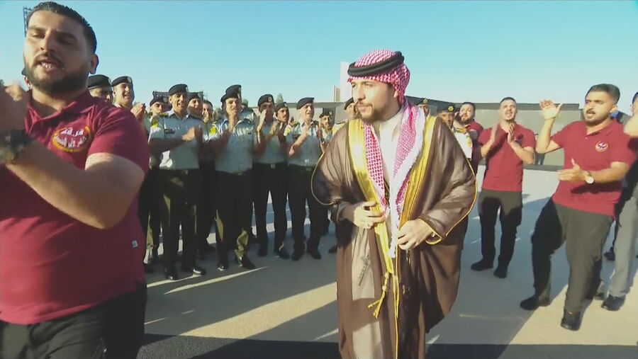 ما اللباس الذي ارتداه ولي العهد