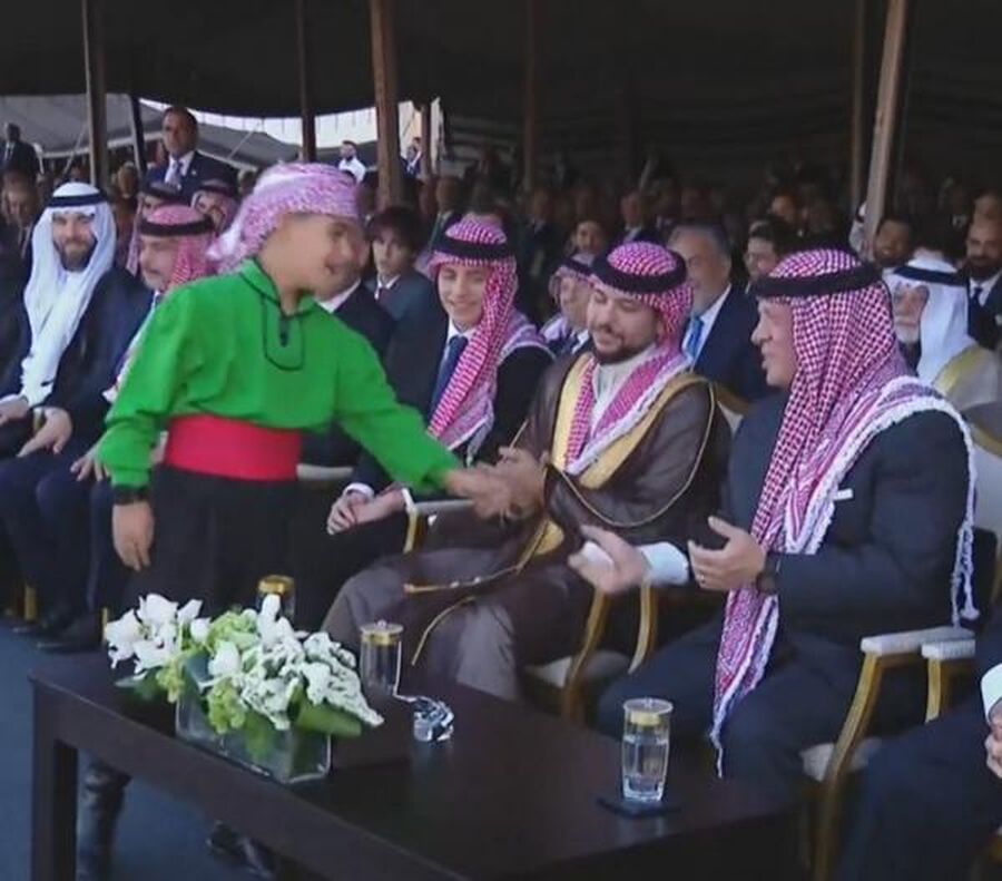 الملك يضع الرسالة التي سلمه اياها