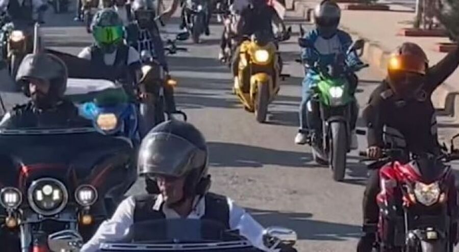 موكب دراجات احتفالا بزفاف ولي العهد