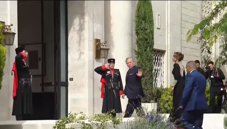 الملك والملكة يستقبلان الضيوف في قصر