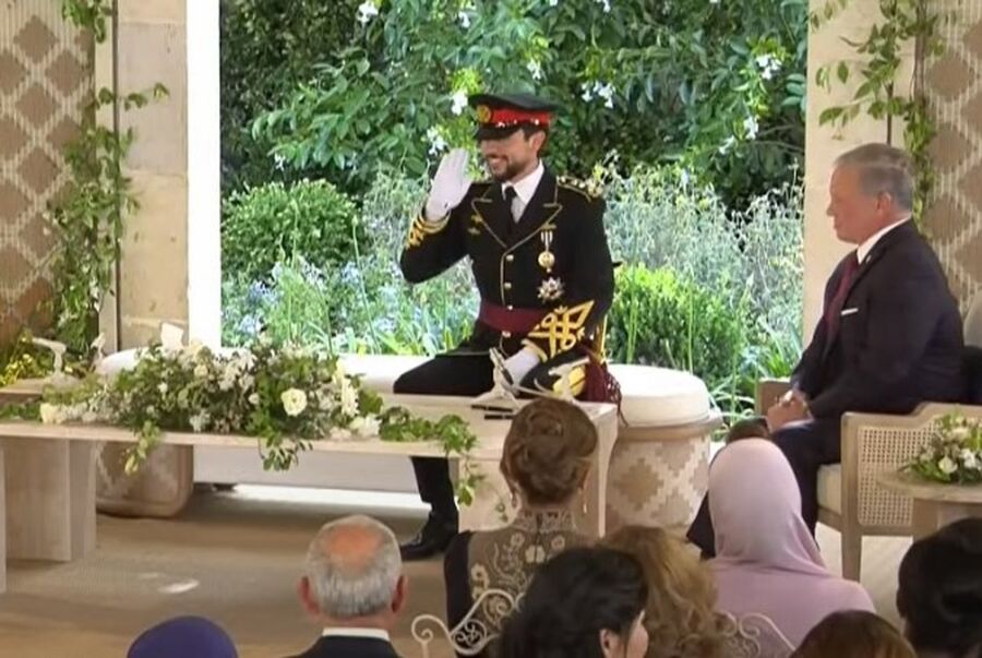 ولي العهد يرتدي بذلة مستوحاة من