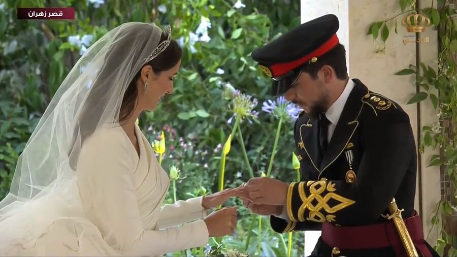 لحظة تبديل الخواتم في زفاف سمو