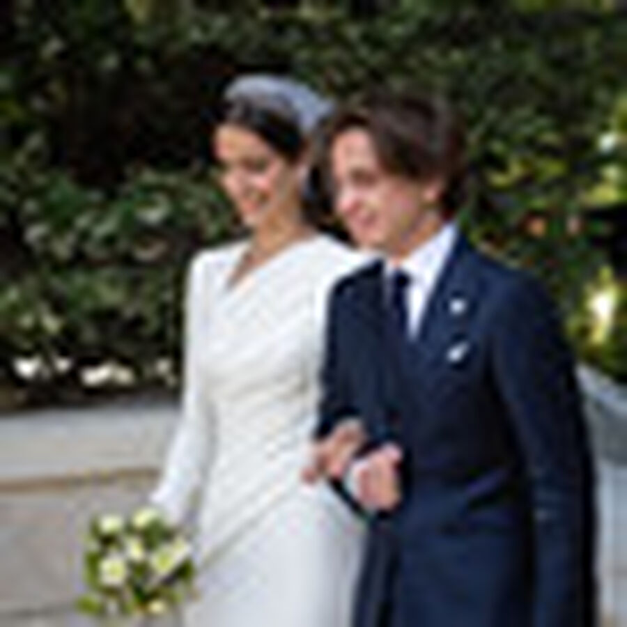 ماذا كتب على تاج الاميرة رجوة