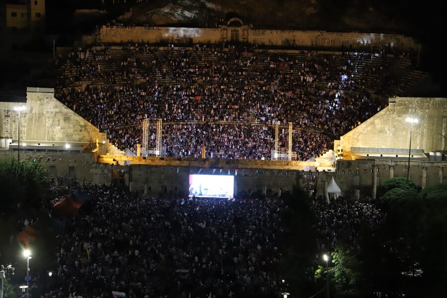 احتفالات ليلية حاشدة بزفاف ولي العهد