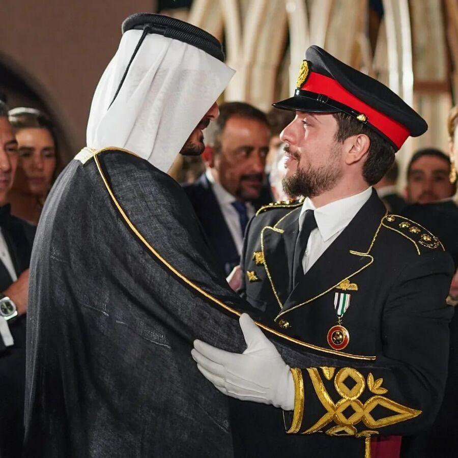 نيابة عن أمير قطر.. الشيخ خليفة