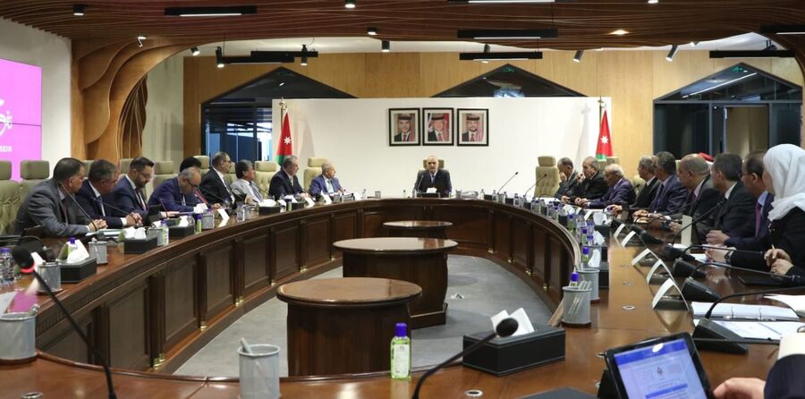 بجلسة مجلس الوزراء.. الخصاونة يهنئ الملك