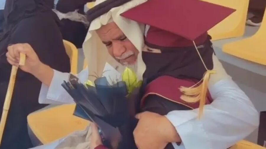 تبناها رضيعة.. فيديو لمسن سعودي بحفل