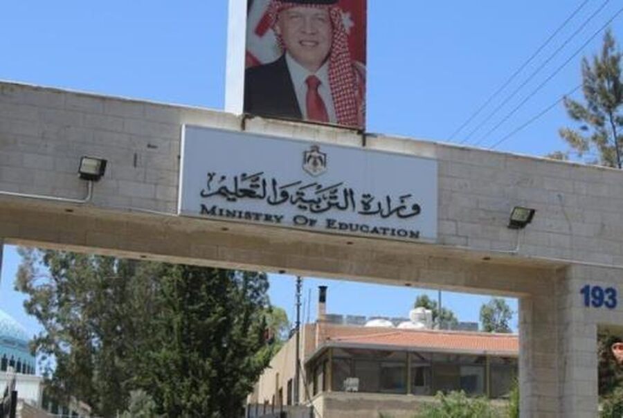 لجنة تحقيق بشأن قيام مسؤولة مدرسة