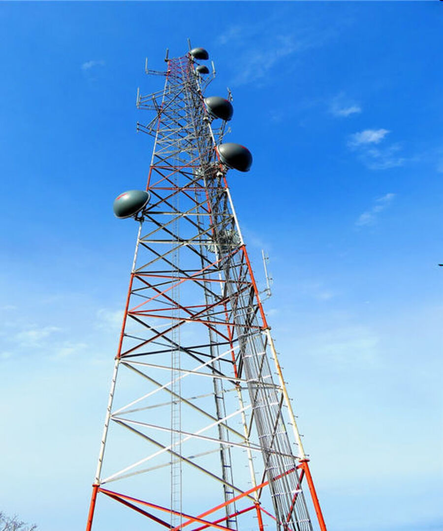 3 أشخاص يهددون بالانتحار من أعلى