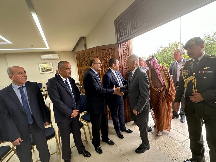 مندوبا عن الملك.. العيسوي يعزي عشيرة