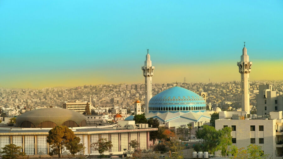 أجواء معتدلة الحرارة ومغبرة في أغلب