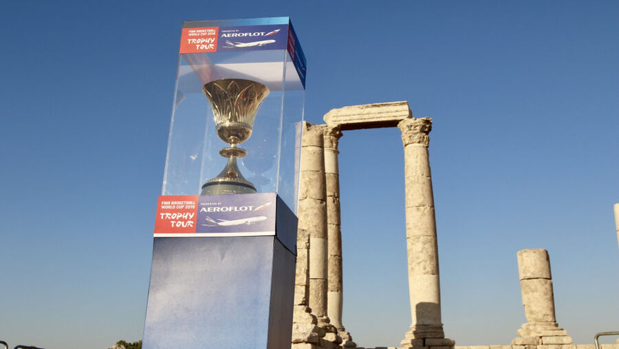 مجسم كأس العالم لكرة السلة يجول