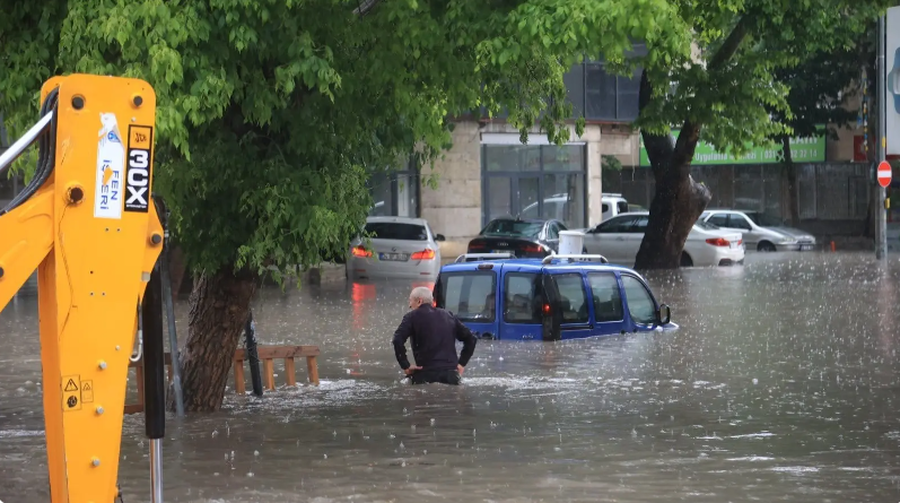 فيضانات غير مسبوقة تغرق أنقرة وتشلّ