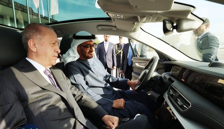 بن زايد يقود أول سيارة تركية