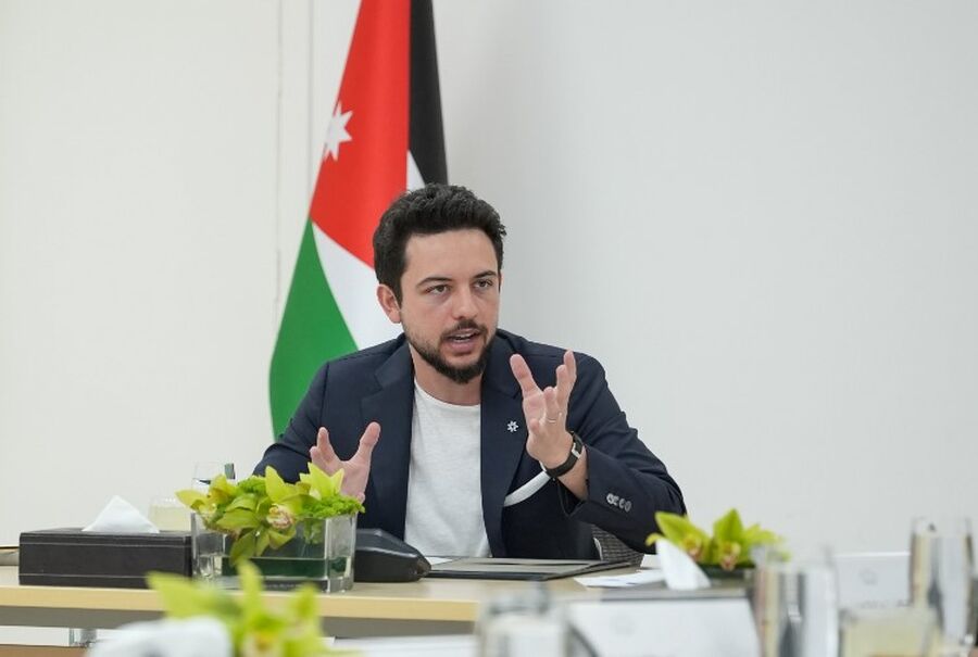 ولي العهد يهنئ