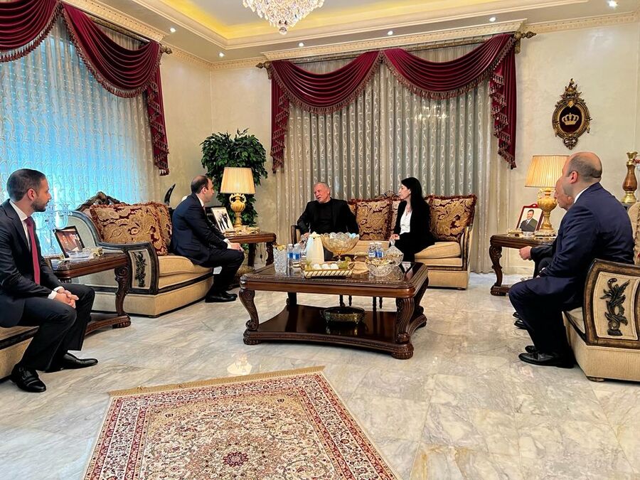 جلالة الملك يعزي بوفاة علي الفزاع