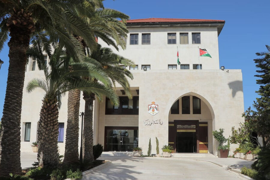 الحكومة: هيئة للخدمة والإدارة العامة تباشر