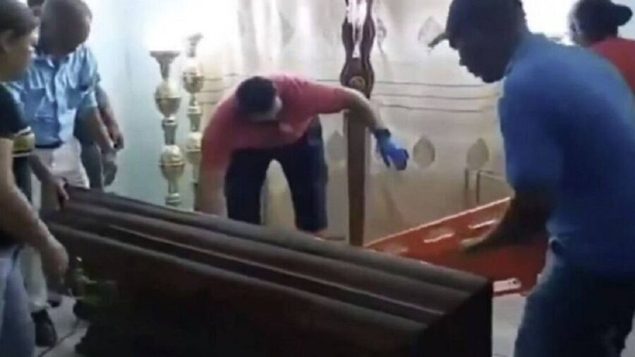 امرأة تستفيق داخل النعش خلال جنازتها